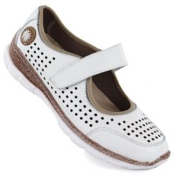 Skórzane półbuty azurowe na rzep białe T.Sokolski 2922/37. Białe półbuty damskie T.Sokolski, w ażurowe wzory, ze skóry, bez obcasa, bez zapięcia. Za 349.99 zł.