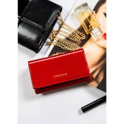 Portfel skórzany Peterson PTN 55020-SAF czerwony. Czerwone portfele damskie Peterson, bez wzorów, z lakierowanej skóry. Za 134.00 zł.