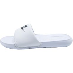 Klapki damskie Nike Victori One Slide. Białe klapki damskie Nike, bez wzorów, z materiału, bez obcasa, bez zapięcia. Za 268.00 zł.