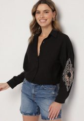 Czarna Koszula o Kroju Oversize Zdobiona Haftem na Rękawach Dovorea. Czarne koszule damskie Born2be, l, z aplikacjami, z bawełny, eleganckie, bez kołnierzyka, bez ramiączek. Za 74.99 zł.