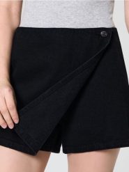 Jeansowe spódnico-spodenki - czarny. Czarne spodenki sportowe damskie Sinsay, l, bez wzorów, z jeansu. W wyprzedaży za 39.99 zł.