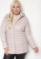 Jasnobeżowa Pikowana Kurtka o Prostym Kroju z Odpinanym Kapturem i Kieszeniami Pretiel. Brązowe kurtki damskie Born2be, plus size, bez wzorów, z jeansu. Za 169.99 zł.