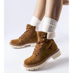 Brązowe ocieplane damskie zimowe buty Bassano. Brązowe botki damskie na zimę, eleganckie, z okrągłym noskiem, za kostkę, bez obcasa, bez zapięcia. Za 193.21 zł.
