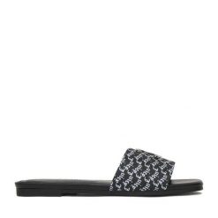 Klapki Juicy Couture. Czarne klapki damskie Juicy Couture, bez wzorów, bez obcasa, bez zapięcia. Za 159.99 zł.