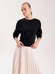 BGN Sweter w kolorze czarnym rozmiar: 40. Czarne swetry klasyczne damskie BGN, z wełny, bez kołnierzyka. Za 100.75 zł.