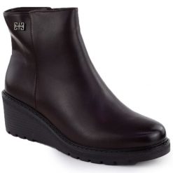 Botki damskie na koturnie bordowe Jezzi RMR2510-2. Czerwone botki damskie Jezzi, ze skóry ekologicznej, bez obcasa, na koturnie, bez zapięcia. Za 179.99 zł.