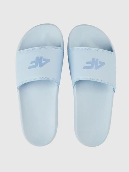 Klapki damskie 4F 4FRSS26FSLIF062. Niebieskie klapki damskie 4F, bez wzorów, z gumy, bez obcasa, bez zapięcia. Za 59.99 zł.