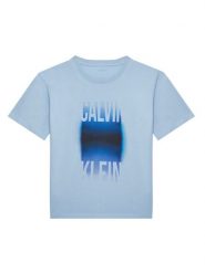 Calvin Klein Jeans T-Shirt Gradient Graphic IB0IB02446 Błękitny Regular Fit. Niebieskie t-shirty i koszulki chłopięce Calvin Klein Jeans, bez wzorów, z bawełny, bez kołnierzyka, bez ramiączek. Za 109.99 zł.