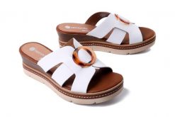 RIEKER REMONTE D2L52-80 white, klapki damskie. Białe klapki damskie Rieker Remonte, z aplikacjami, bez obcasa, na koturnie, bez zapięcia. Za 244.93 zł.