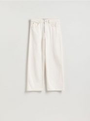Jeansy wide leg z krótszą nogawką - biały. Białe jeansy damskie Reserved. Za 139.99 zł.