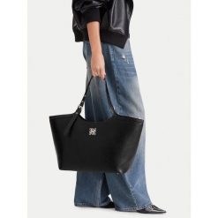 Torebka Nine West. Czarne torebki klasyczne damskie Nine West, bez dodatków. Za 259.99 zł.