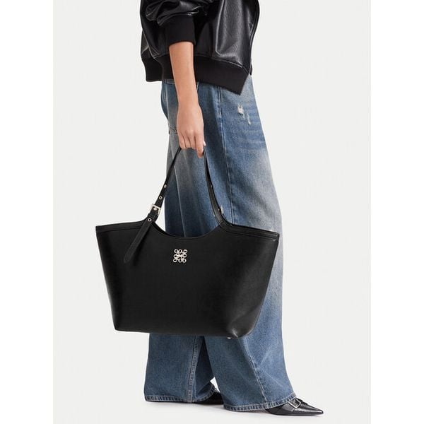 Torebka Nine West. Czarne shopper bag Nine West, bez wzorów, bez dodatków. Za 259.99 zł.