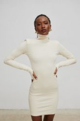 Sukienka z golfem z dzianiny w jodełkę w kolorze WARM BEIGE - PATRIZIA-M/L. Brązowe sukienki damskie Marsala, bez wzorów, z bawełny, eleganckie, bez ramiączek. W wyprzedaży za 74.98 zł.
