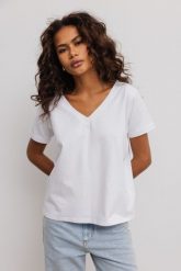 T shirt z dekoltem w kształcie V w kolorze BIAŁYM- V NECK-S. Białe t-shirty damskie Marsala, s, bez wzorów, z bawełny, bez kołnierzyka. Za 69.90 zł.