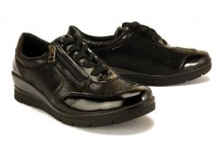 COMFORTABEL 951169-1 schwarz, półbuty damskie. Czarne półbuty damskie Comfortabel, bez wzorów, bez obcasa, na koturnie, bez zapięcia. Za 179.95 zł.