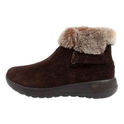 Buty Skechers On-The-Go 144041/CHOC brązowe. Brązowe botki damskie ze skóry, bez obcasa, bez zapięcia. Za 414.66 zł.