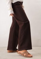 Brązowe Klapki VICES Casual z Kwadratowym Noskiem i Wycięciami Zepaela. Brązowe klapki damskie Born2be, bez wzorów, z jeansu, bez obcasa, na płaskiej podeszwie, bez zapięcia. Za 69.99 zł.