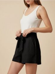 Szorty z wiązaniem w pasie - czarny. Czarne spodenki sportowe damskie Sinsay, l, bez wzorów. W wyprzedaży za 13.99 zł.