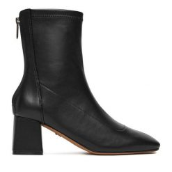 Botki Nine West. Czarne botki damskie Nine West, bez obcasa, na słupku, bez zapięcia. Za 279.99 zł.
