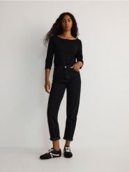 Jeansy boyfriend slim - czarny. Czarne jeansy damskie Reserved. W wyprzedaży za 99.99 zł.