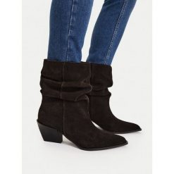 Botki GINO ROSSI. Brązowe botki damskie Gino Rossi, bez obcasa, na słupku, bez zapięcia. Za 299.99 zł.