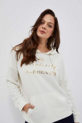 Bluza z kapturem i ozdobnym napisem perłowa. Białe bluzy damskie MOODO, l, bez wzorów, z bawełny, z kapturem. W wyprzedaży za 69.99 zł.
