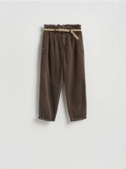 Jeansy paperbag z paskiem - brązowy. Brązowe jeansy damskie Reserved. Za 149.99 zł.