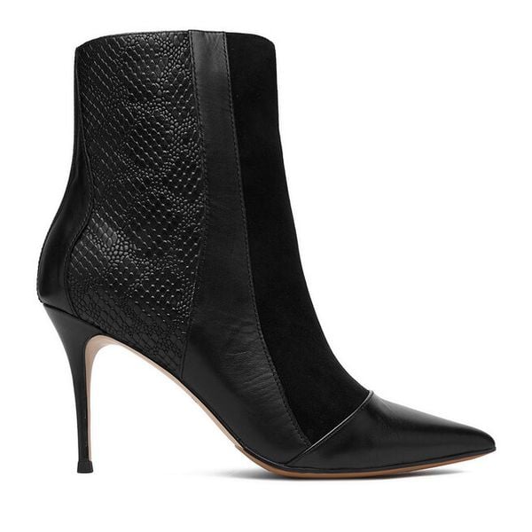 Botki Eva Minge. Czarne botki damskie Eva Minge, bez obcasa, na szpilce, bez zapięcia. Za 359.99 zł.