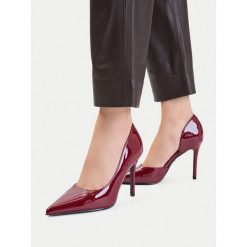 Szpilki DeeZee. Czerwone szpilki damskie DeeZee, bez wzorów, bez obcasa, na szpilce, bez zapięcia. Za 139.99 zł.