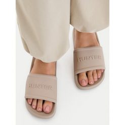 Klapki Hunter. Brązowe klapki damskie Hunter, bez wzorów, bez obcasa, bez zapięcia. Za 119.99 zł.