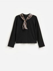 Bawełniany longsleeve z chustą - czarny. Czarne chusty damskie Reserved, bez wzorów, z bawełny. Za 99.99 zł.