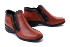 RIEKER L4382-38 red, botki damskie. Brązowe botki damskie Rieker, na zimę, z polaru, bez obcasa, na koturnie, bez zapięcia. Za 359.90 zł.