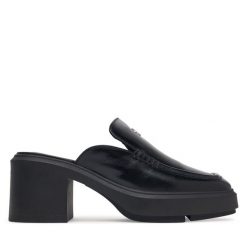 Klapki Calvin Klein. Czarne klapki damskie Calvin Klein, bez wzorów, bez obcasa, bez zapięcia. Za 649.99 zł.
