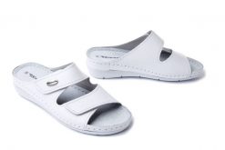 TAMARIS 1-27510-41 117 M2751041 white leather, klapki damskie. Białe klapki damskie Tamaris, bez wzorów, ze skóry, bez obcasa, na koturnie, bez zapięcia. Za 125.93 zł.