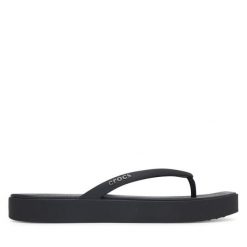 Japonki Crocs. Czarne klapki damskie Crocs, bez wzorów, bez obcasa, bez zapięcia. Za 179.99 zł.