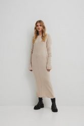 Wełniana sukienka maxi w kolorze CLASSIC BEIGE - SILMA-S/M. Brązowe sukienki damskie Marsala, bez wzorów, z kaszmiru, bez ramiączek. W wyprzedaży za 189.95 zł.