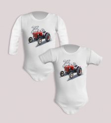 Zetor 25 — body (Rozmiar: 6M; Długość rękawa: długi; Rodzaj nadruku: Zetor 25). Body niemowlęce nikiniki, bez wzorów, z bawełny, bez kołnierzyka, bez ramiączek. Za 59.00 zł.