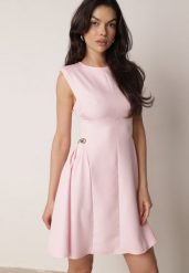 Różowa Elegancka Sukienka Bez Rękawów Zdobiona Przypinkami w Talii Rhaegina. Czerwone sukienki damskie Born2be, z aplikacjami, eleganckie, bez ramiączek. Za 169.99 zł.