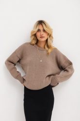 WEŁNIANY SWETER PRINCE MOCCA One size - Flawless. Swetry klasyczne damskie Flawless, na wiosnę, z materiału, bez kołnierzyka. Za 552.50 zł.