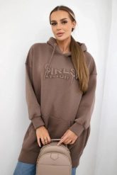 Bluza ocieplana z haftowanym napisem oversize mocca. Bluzy damskie KESI, l, bez wzorów, z bawełny, bez kaptura. Za 238.37 zł.