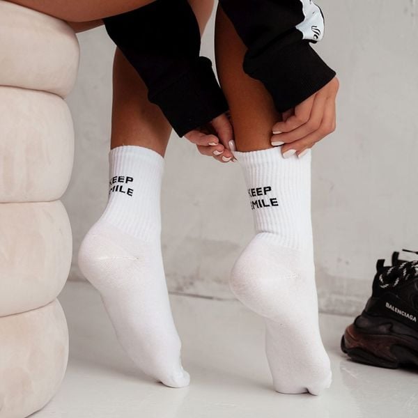 Białe skarpetki damskie keep smile (model 843). Białe skarpetki damskie Milena, bez wzorów, z bawełny. Za 15.90 zł.