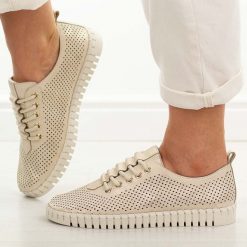 Złote skórzane półbuty damskie Cambell 19435. Żółte półbuty damskie Cambell, na jesień, w ażurowe wzory, z jeansu, bez obcasa, na płaskiej podeszwie, bez zapięcia. Za 219.00 zł.