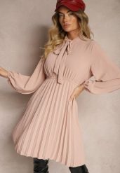 Różowa Plisowana Sukienka o Eleganckim Kroju z Wiązaniem przy Dekolcie i Gumką w Pasie Belorinda. Czerwone sukienki damskie Renee, bez wzorów, eleganckie, bez ramiączek. W wyprzedaży za 55.99 zł.