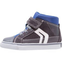 Geox KIWI Tenisówki i Trampki wysokie dark grey/royal. Szare trampki chłopięce Geox, z materiału. W wyprzedaży za 131.45 zł.
