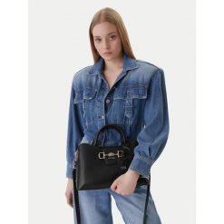 Torebka Guess. Czerwone listonoszki damskie Guess, z aplikacjami, bez dodatków. Za 544.99 zł.