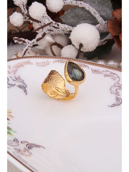 Pierres delicates Pozłacany pierścionek z labradorytem rozmiar: onesize. Żółte pierścionki damskie Pierres delicates, z labradorytem, pozłacane. Za 70.41 zł.