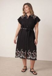 Czarna Rozkloszowana Sukienka Koszulowa z Wiskozy z Haftem i Wiązanym Paskiem Adellis. Czarne sukienki damskie Born2be, z aplikacjami, z materiału, boho, bez ramiączek. Za 129.99 zł.