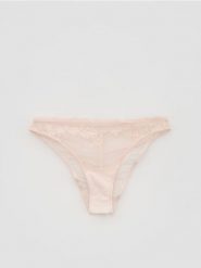 Majtki figi z haftem - pastelowy róż. Czerwone figi Reserved, bez wzorów. Za 39.99 zł.