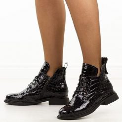Czarne lakierowane skórzane botki damskie Filippo Dbt7239/25. Czarne botki damskie Filippo, na jesień, z jeansu, eleganckie, z okrągłym noskiem, bez obcasa, na płaskiej podeszwie, bez zapięcia. Za 299.00 zł.