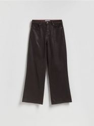 Woskowane jeansy wide leg - mahoniowy. Brązowe jeansy damskie Reserved. Za 179.99 zł.